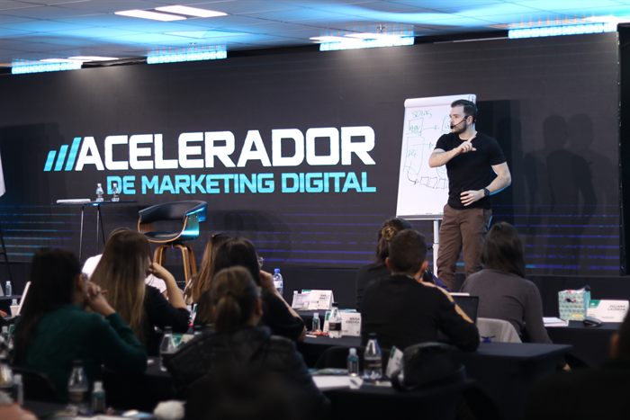 Lucas Renault ministrando o Acelerador de Marketing Digital