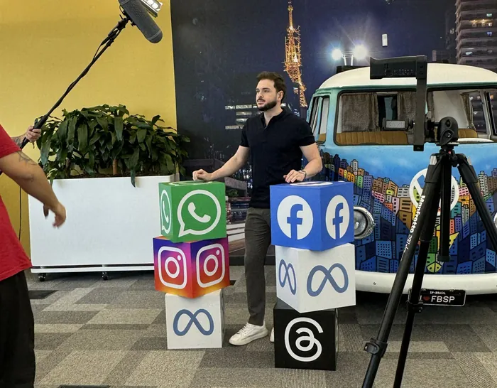 Lucas Renault gravando conteúdo no escritório da Meta em São Paulo
