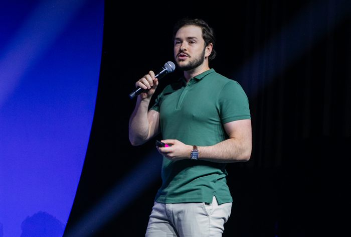 Lucas Renault palestrando no palco